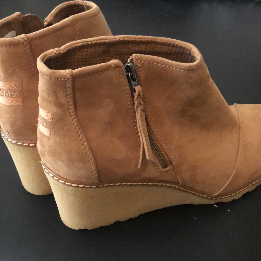 TOMS Avery wedge boot - size 9.5 Brand New